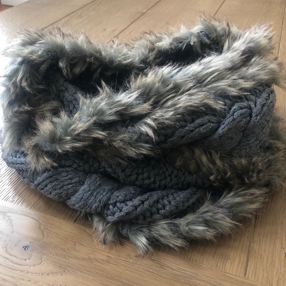 Grace & Lace Accessories - Like New G&L Infinity Scarf